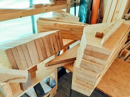 Zuschnitt im Sägewerk: Hier wurden Eichenbohlen passend in Kleinteile verwandelt. Nun muss alles wie ein Puzzle zusammengefügt werden.