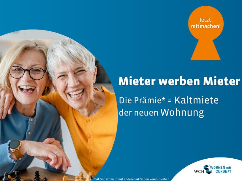 Zwei lachende ältere Frauen, die den Betrachter des Bildes Schulter an Schulter anschauen.